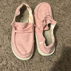 pink Hey dudes size 8 gently used in good condition